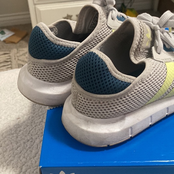 Adidas running shoes - Picture 3 of 6